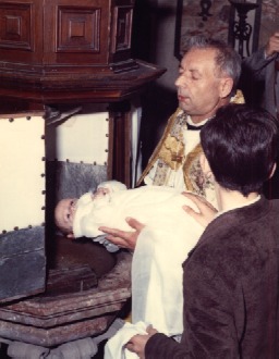 don Motta battezza un bambino
