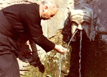 don Motta si disseta a una fonte d'acqua