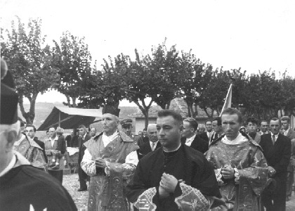 Processione per le vie del paese nel giorno dell'ingresso a Cassago (1948)