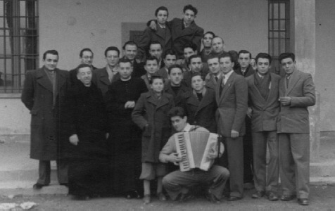 I ragazzi dell'Oratorio con il parroco e il coadiutore