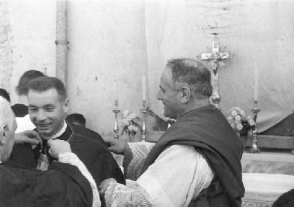 Don Motta viene vestito per la prima messa da Parroco a Cassago
