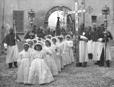 Processione per le vie del paese con le figlie di Maria e i Fabbricieri