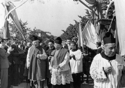 Processione per le vie del paese fra le ali di una grande folla (1948)