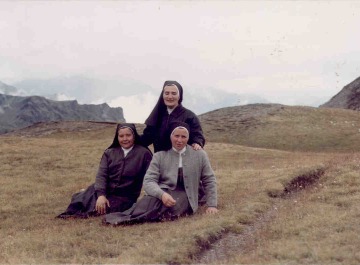 Suor Andreina e suor Leonilde sui prati di Champorcher