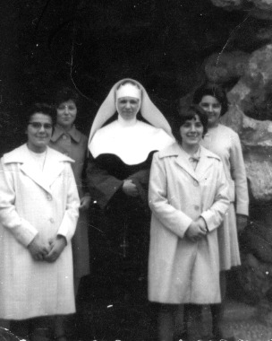Suor Luciana con delle ragazze intenzionate a farsi suore