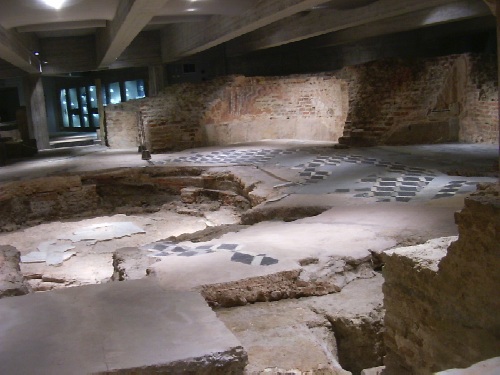 Il battistero dove Agostino fu battezzato da S. Ambrogio