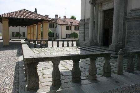 Inverigo: la piazza del Santuario di S. Maria alla Noce