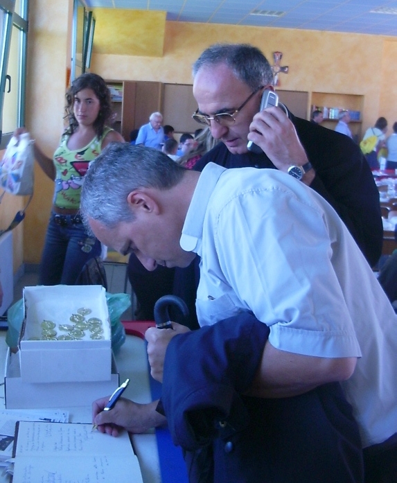 Padre Robert Prevost con p. Giustino Casciano a Cassago il 3 agosto 2006