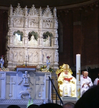 papa Benedetto XVI in San Pietro in Ciel d'Oro legge il suo discorso