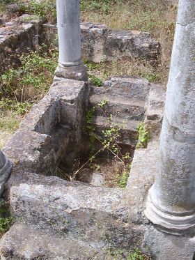 fonte battesimale nell'insula cristiana di Ippona