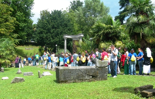 Giovani agostiniani in pellegrinaggio nel 2006 nell'area dell'attuale parco storico-archeologico S. Agostino