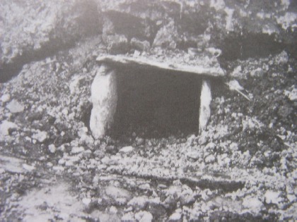immagine della tomba del Crotto al momento della sua scoperta