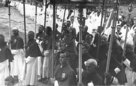 La processione per il paese durante le celebrazioni agostiniane a Cassago nel 1954