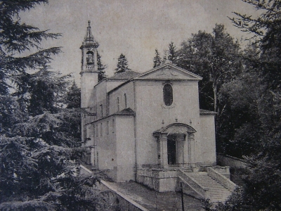 La piazza della chiesa di Cassago nel 1950