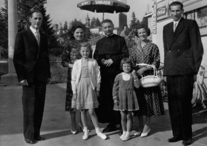  don Giovanni Motta e le famiglie Corti (Sindaco del paese) e Milani (conduttore della Cooperativa) davanti alla Cooperativa 