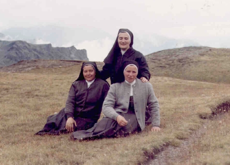  Suor Andreina e suor Leonilde verso il Santuario del Miserin nella vallata di Champorcher 