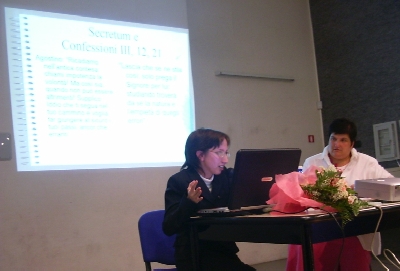  La relatrice dott. Gloria Camesasca durante la sua prolusione 