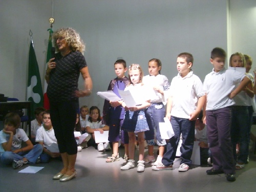 Un momento della recita dei ragazzi della scuola primaria