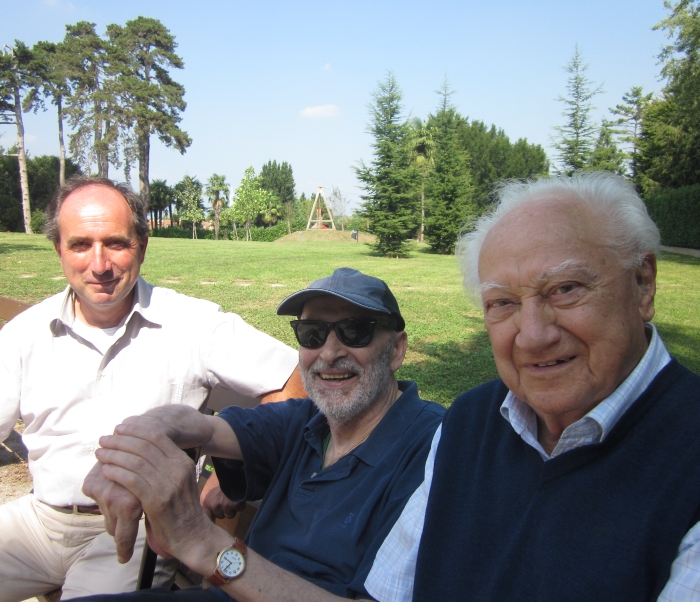 Immagine p. Giancarlo Ceriotti al Parco Rus Cassiciacum fra Massimo Didoni (sinistra) e Mario Colnago