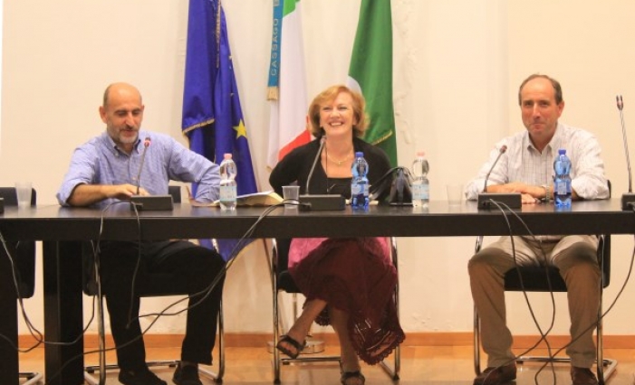 a dott.ssa Anna Vescovi presenta la relazione di p. Giancarlo Ceriotti