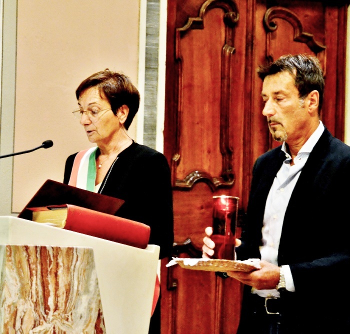Il Sindaco pronuncia la preghiera durante la S. Messa nella festività di sant'Agostino