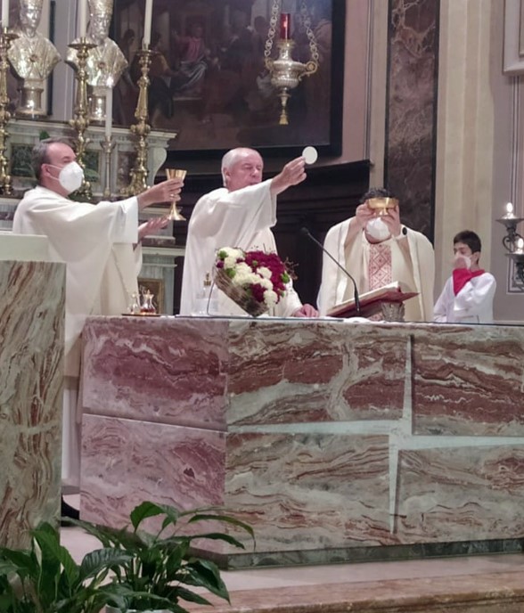 La celebrazione eucaristica presieduta da mons. Maurizio Rolla