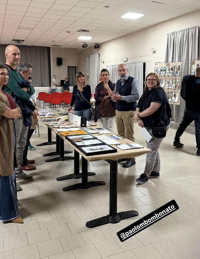L'autore con alcuni visitaori davanti alle sue opere