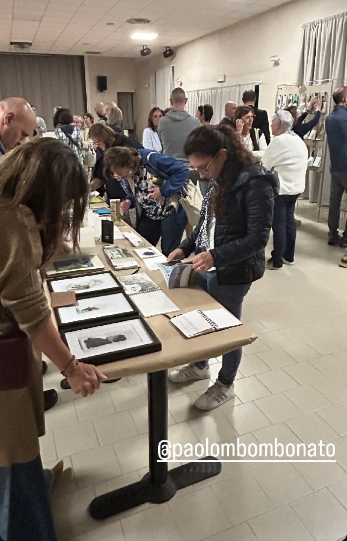 Visitatori attenti alla lettura delle opere in esposizione