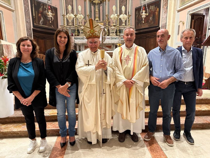 Il parroco e mons. Giuseppe Cotugno con Sindaco e assessori e il presidente della Associazione S. Agostino
