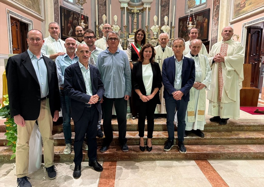 Il parroco e i concelebranti con Sindaco, assessori e il presidente e soci della Associazione S. Agostino