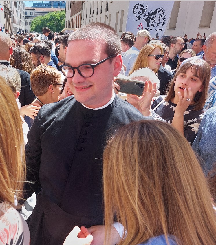 Don Lorenzo a Milano il giorno dell'ordinazione sacerdotale (2026)