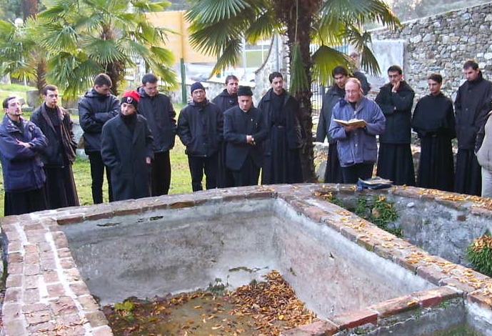 In preghiera davanti alla Fontana di sant'Agostino